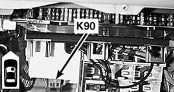 K90 — Реле привода заднего стекла (Touring)