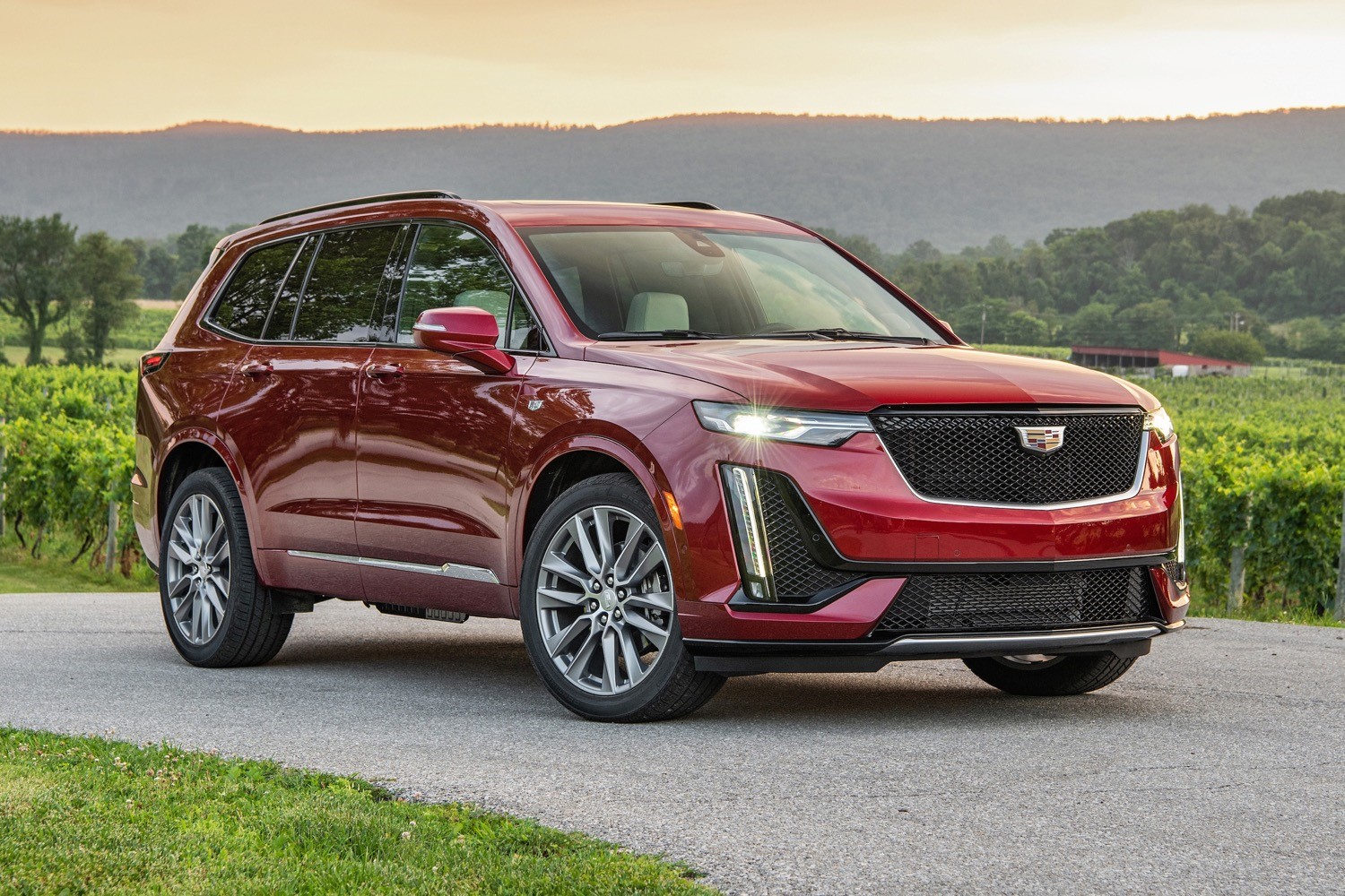 Расположение блоков предохранителей и реле Cadillac XT6 2020