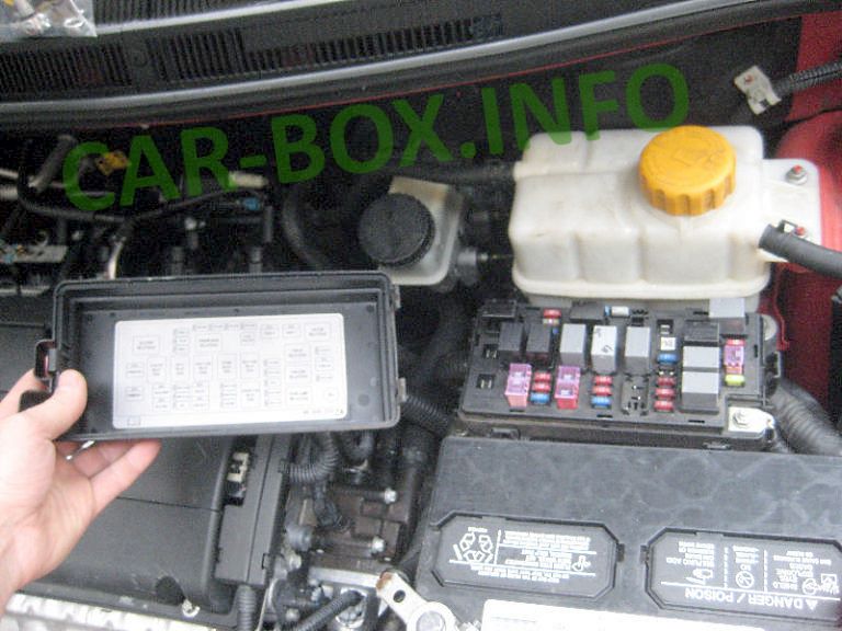 Расположение блоков предохранителей и реле Chevrolet Aveo T200 / T250, 2002-2011 - схема 2
