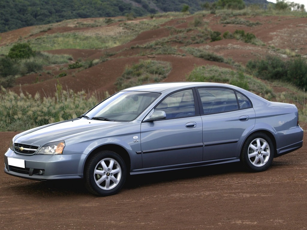 Расположение блоков предохранителей и реле Chevrolet Evanda (2000-2006)