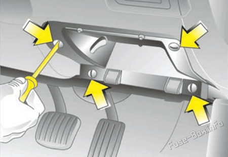 Removing the storage compartment housing: Holden Astra (TS; 1998-2005)