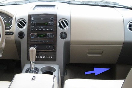 Расположение блоков предохранителей и реле Lincoln Mark LT 2005-2008 - схема 1 Расположение блоков предохранителей и реле Lincoln Mark LT 2005-2008 - схема 1