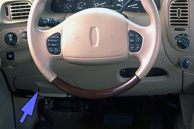 Расположение блоков предохранителей и реле Lincoln Navigator 1999-2002 - схема 1