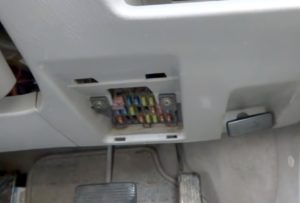 Расположение блоков предохранителей и реле Mazda 2 2001- предохранители и реле - схема 2