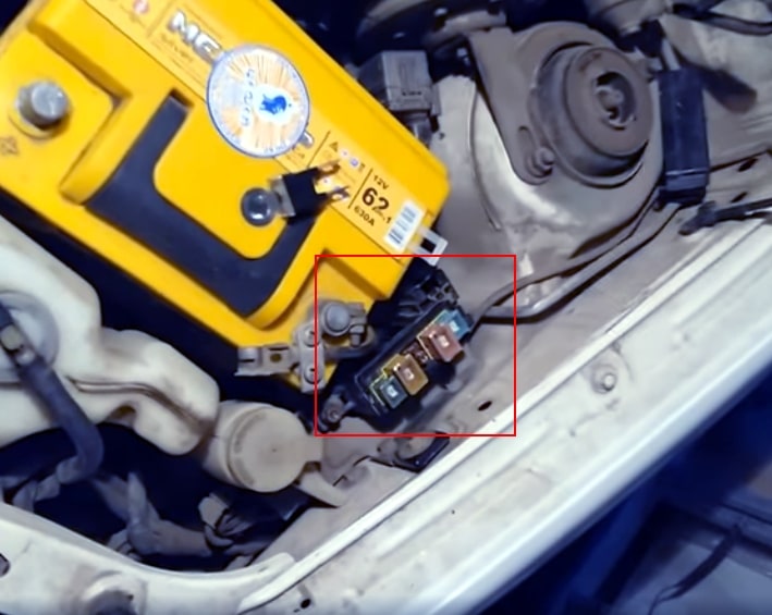 Расположение блоков предохранителей и реле Mazda 2 2001- предохранители и реле - схема 5