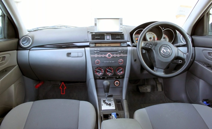 Расположение блоков предохранителей и реле Mazda Axela — предохранители и реле - схема 1