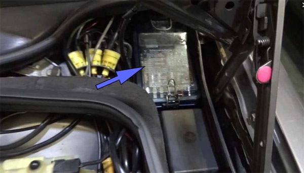 Расположение блоков предохранителей и реле Mercedes-Benz 190 W201 1982-1993 - схема 1