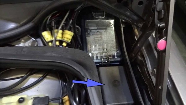 Расположение блоков предохранителей и реле Mercedes-Benz 190 W201 1982-1993 - схема 3