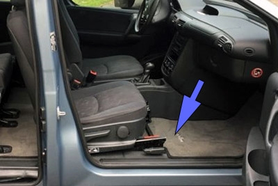 Расположение блоков предохранителей и реле Mercedes-Benz Vaneo W414 2001-2005 - схема 1
