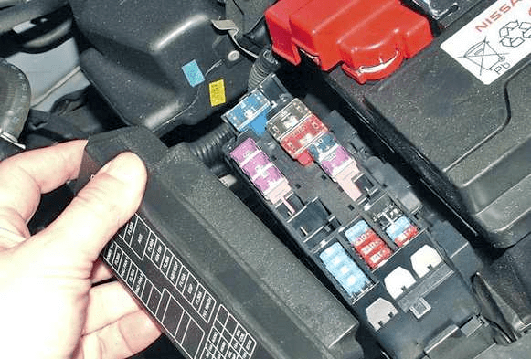Расположение блоков предохранителей и реле Nissan Almera N16 - схема 4