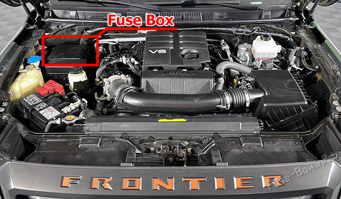 Расположение предохранителей в моторном отсеке Nissan Frontier (D41; 2022-2025)