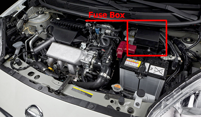 Расположение предохранителей в моторном отсеке: Nissan Micra (K13; 2011-2022)