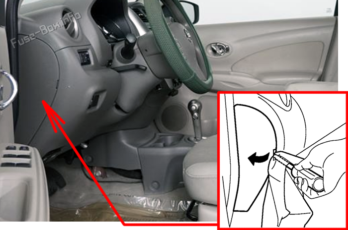 Расположение блока предохранителей в салоне Nissan Versa / Almera (N17; 2012-2019)
