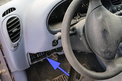 Расположение блоков предохранителей и реле Предохранители и реле Ford Fiesta Mk4 (1997-2002) - схема 1
