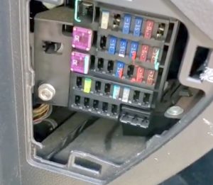 Расположение блоков предохранителей и реле Предохранители и реле Mazda 3 bl 2009-2013 - схема 2