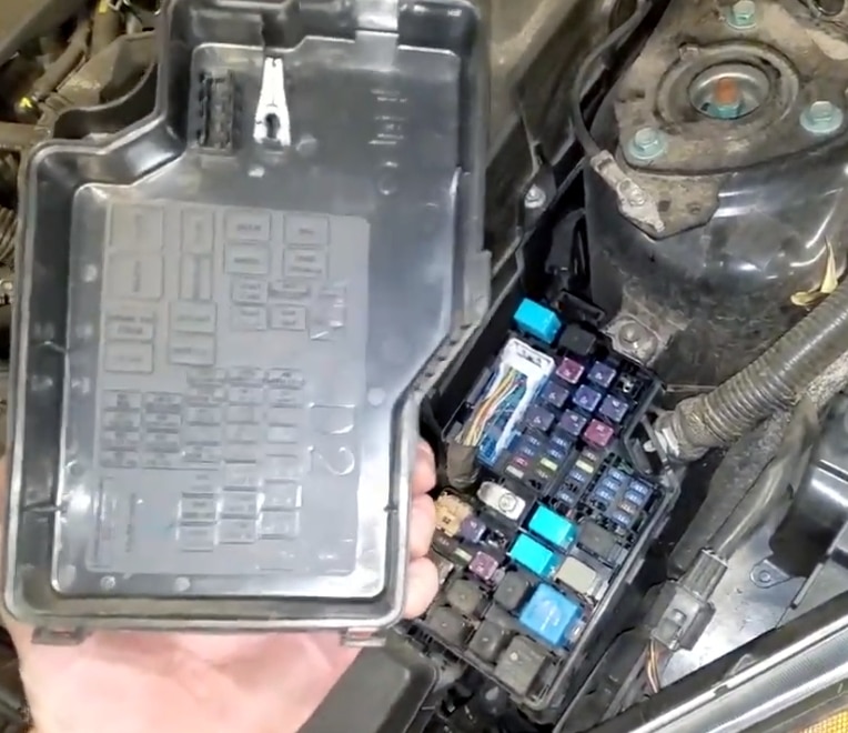 Расположение блоков предохранителей и реле Предохранители и реле Mazda 3 bl 2009-2013 - схема 4