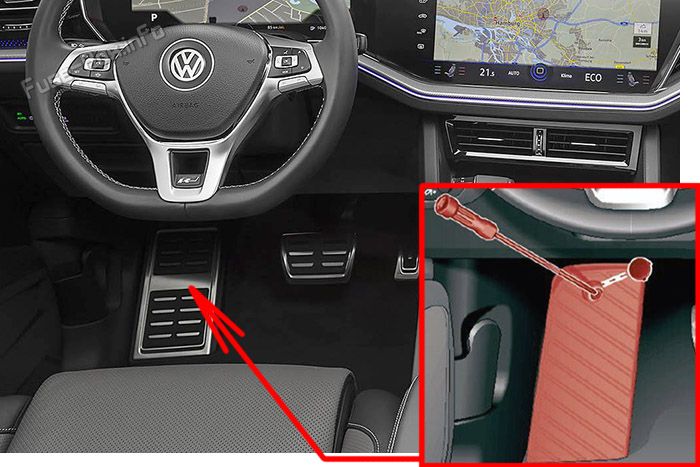 Расположение предохранителей в нише для ног (LHD): Volkswagen Touareg (2018-2021)