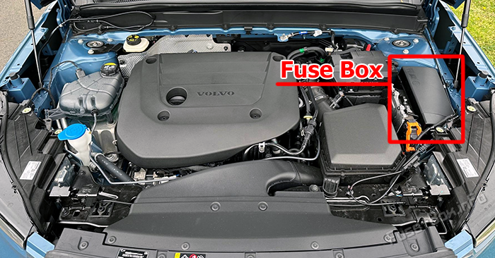 Расположение предохранителей в моторном отсеке: Volvo XC40 Mild Hybrid (2023-2026)